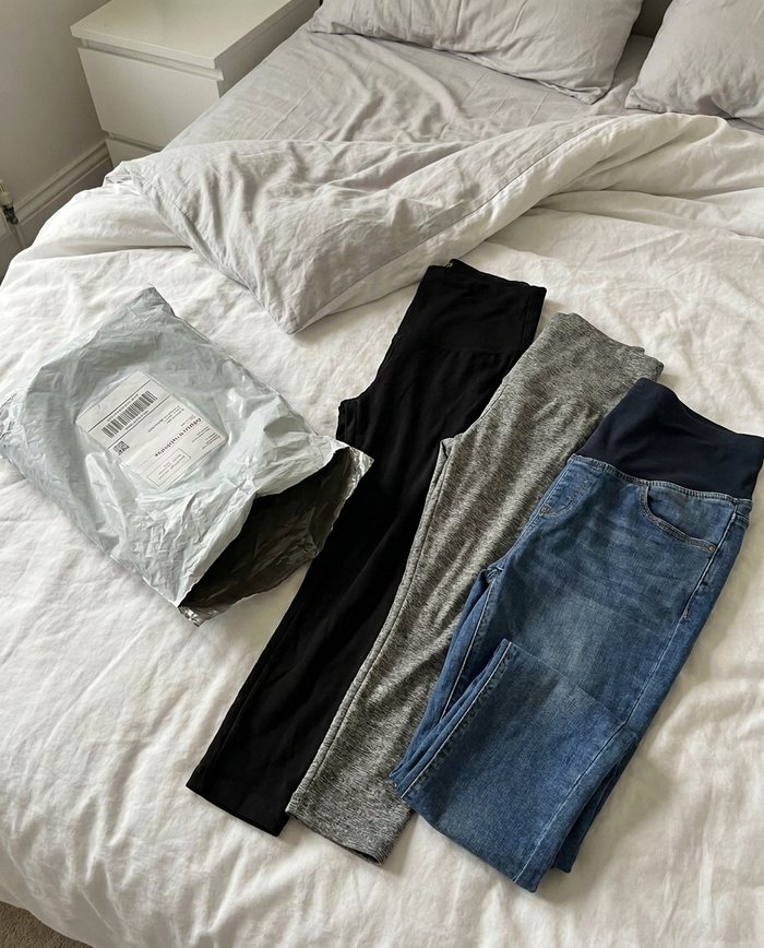 Stapel mit Umstandshosen und Leggings